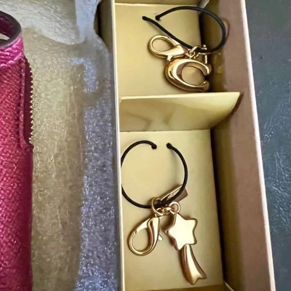 Coach Boxed Corner Zip Wristlet w 2 Charms in Gift Box NIB